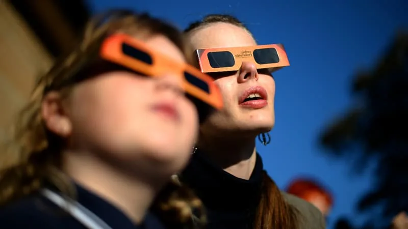 LES VENDEURS RISQUENT UNE AMENDE DE 200.000 EUROS: LA RÉPRESSION DES FRAUDES A CONSTATÉ QUE CERTAINES LUNETTES DE PROTECTION POUR OBSERVER L’ÉCLIPSE SOLAIRE ÉTAIENT NON CONFORMES