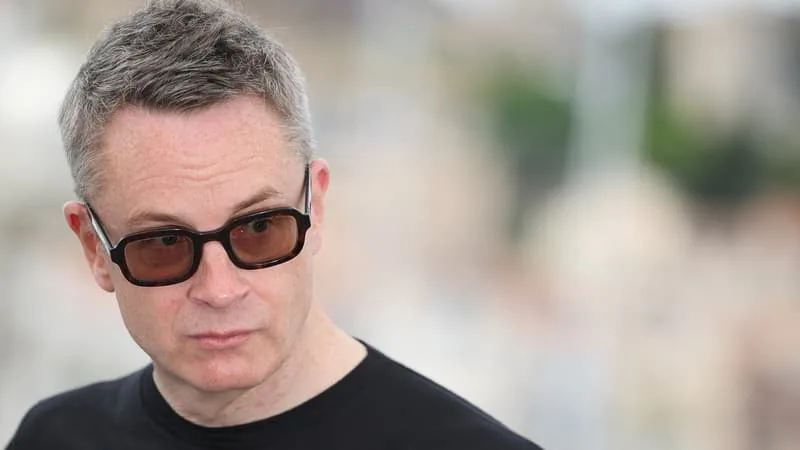« ‘NIGHTCALL’ A DONNÉ AU FILM CE PETIT CÔTÉ ROMANTIQUE »: NICOLAS WINDING REFN, RÉALISATEUR DE « DRIVE », REND HOMMAGE À KAVINSKY