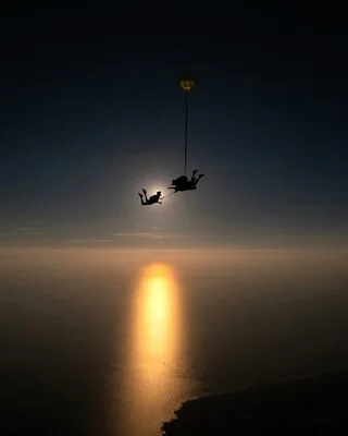 EN IMAGES. « UN DÉCOR MERVEILLEUX » : IL SAUTE EN PARACHUTE LE SOIR DE L’ÉCLIPSE, SON CLICHÉ PARTAGÉ PAR THOMAS PESQUET