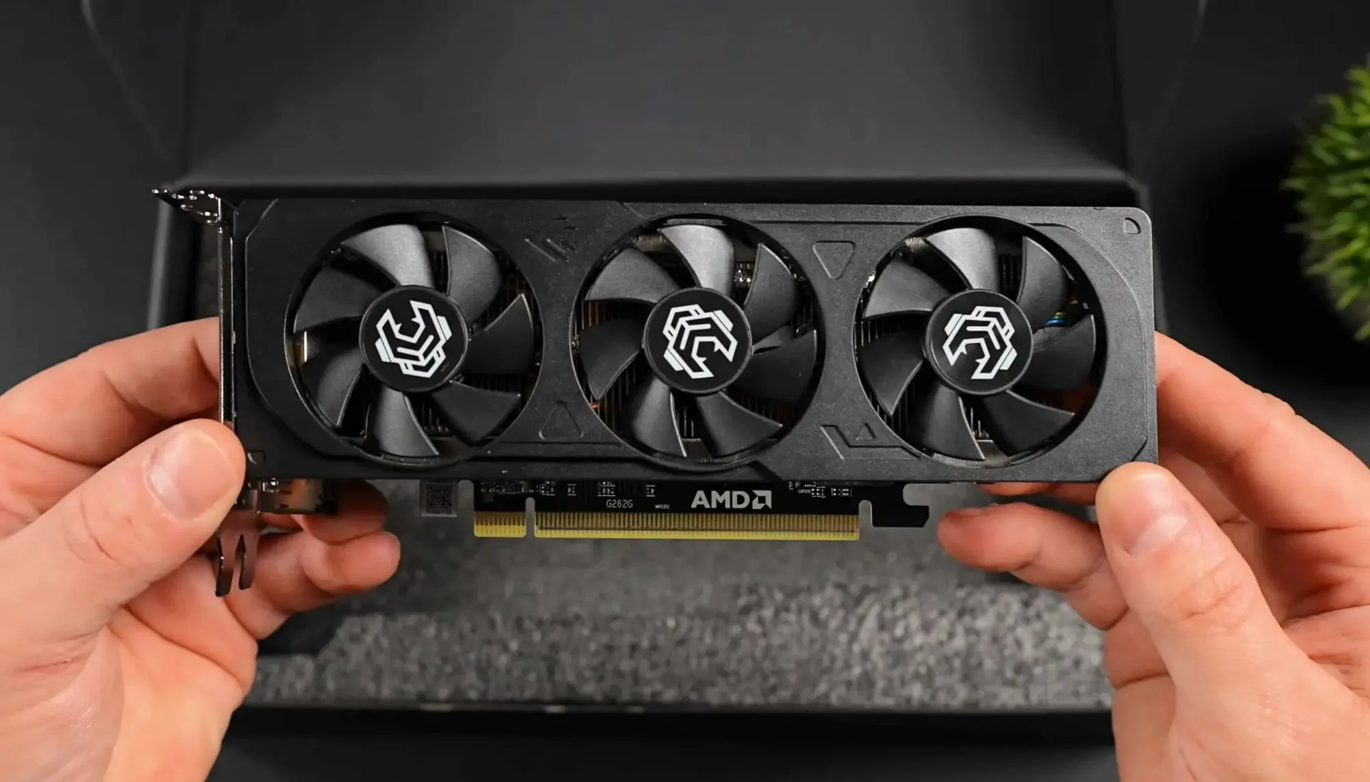 ENFIN UNE CARTE GRAPHIQUE RADEON RX 9060 XT LOW PROFILE… AVEC 16 GO DE VRAM POUR NE RIEN GÂCHER