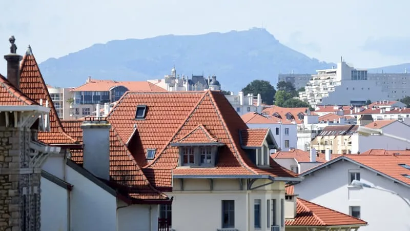 -10% EN MOYENNE AU PAYS BASQUE, DES OFFRES À -25% DANS LES YVELINES: DANS CERTAINS MARCHÉS DE L’IMMOBILIER DE LUXE, LES PRIX ONT AUSSI TENDANCE À BAISSER (MAIS DES RÉGIONS ET DES BIENS ULTRA-PRESTIGIEUX SE DÉMARQUENT ENCORE)