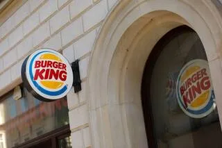 ESPAGNE : LICENCIÉ POUR AVOIR REGARDÉ UN MATCH DE FOOT PENDANT SON SERVICE, UN MANAGER DE BURGER KING GAGNE EN JUSTICE