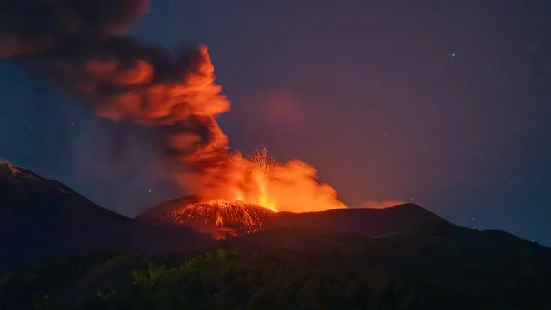 LES VOLS RESTENT PERTURBÉS PAR L’ÉRUPTION DU PLUS HAUT VOLCAN D’EUROPE: EN SICILE, LE NUAGE DE CENDRES DE L’ETNA BLOQUE TOUTES LES ARRIVÉES À L’AÉROPORT DE CATANE