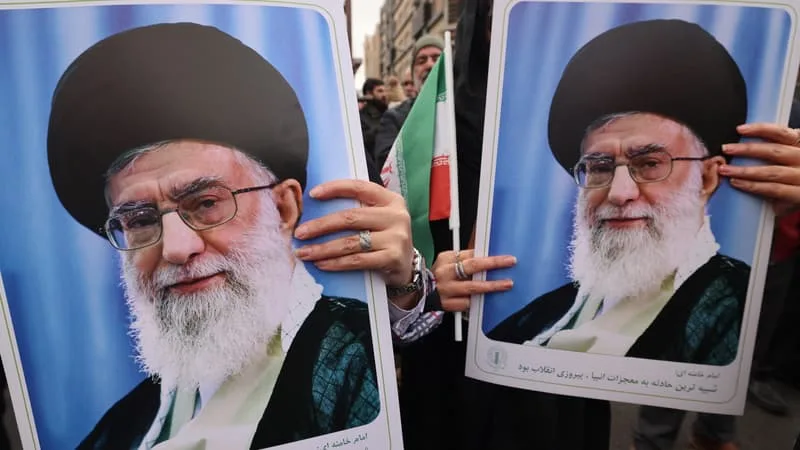 « ÉCRIRE UNE PAGE GLORIEUSE »: LE NÉGOCIATEUR EN CHEF IRANIEN APPELLE « À VENGER » LA MORT D’ALI KHAMENEI AVEC UNE FORTE PARTICIPATION À SES FUNÉRAILLES