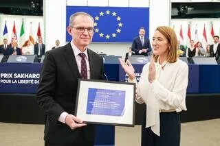 « MON TORT ÉTAIT D’ÊTRE TROP POLONAIS » : ANDRZEJ POCZOBUT REÇOIT ENFIN LE PRIX SAKHAROV AU PARLEMENT EUROPÉEN