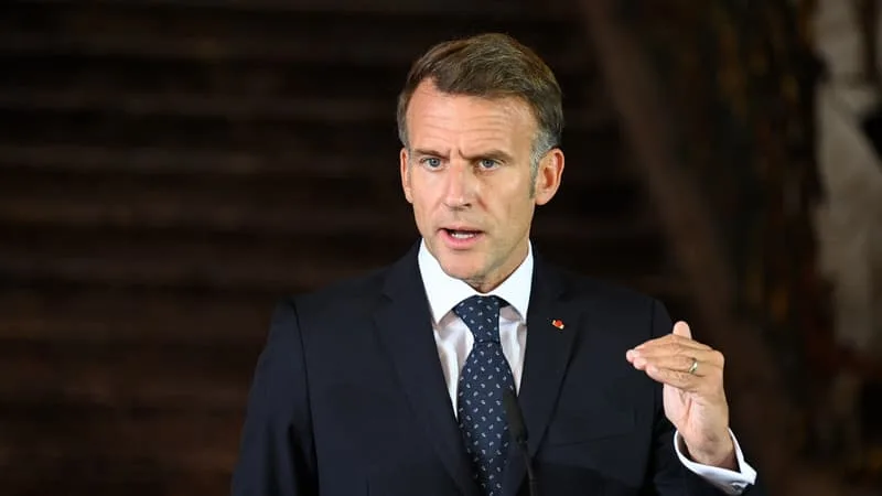 PRÉSIDENTIELLE: EMMANUEL MACRON APPELLE À SE « MÉFIER » DES SONDAGES PRÉDISANT LA VICTOIRE DE MARINE LE PEN EN 2027
