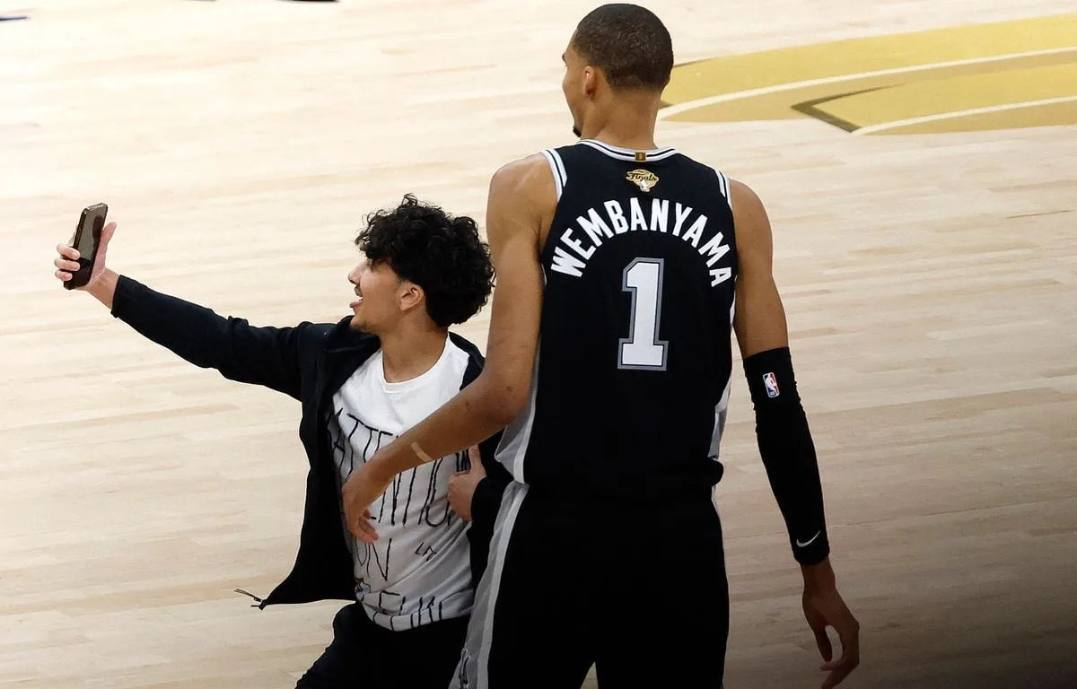 FINALES NBA : LE FAN ENTRÉ SUR LE PARQUET POUR PRENDRE UN SELFIE AVEC VICTOR WEMBANYAMA BANNI À VIE DE TOUTES LES SALLES