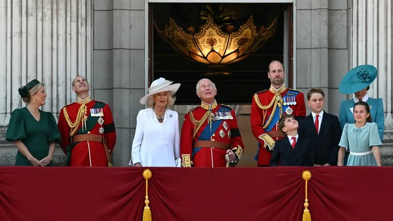 TROOPING THE COLOUR: POURQUOI Y A-T-IL DE MOINS EN MOINS DE MONDE AU BALCON DE BUCKINGHAM POUR LA PARADE MILITAIRE CÉLÉBRANT L’ANNIVERSAIRE DU ROI?