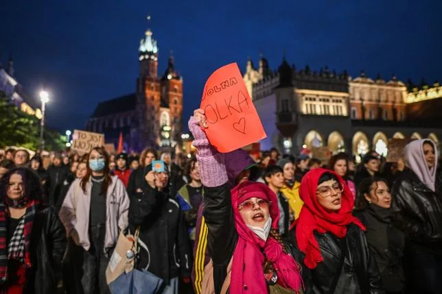EN POLOGNE, DES MANIFESTATIONS POUR EXIGER UN ACCÈS PLEIN ET ENTIER À L’AVORTEMENT