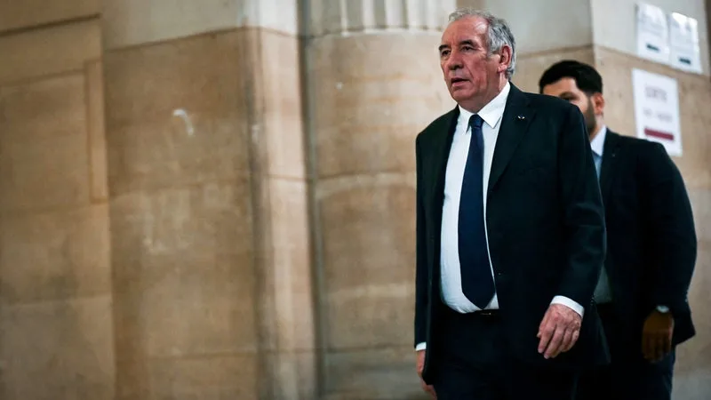 PROCÈS EN APPEL DES ASSISTANTS DU MODEM: FRANÇOIS BAYROU SE DIT « CONFIANT » ET REDIT QUE « TOUTES LES ACCUSATIONS SONT INFONDÉES »