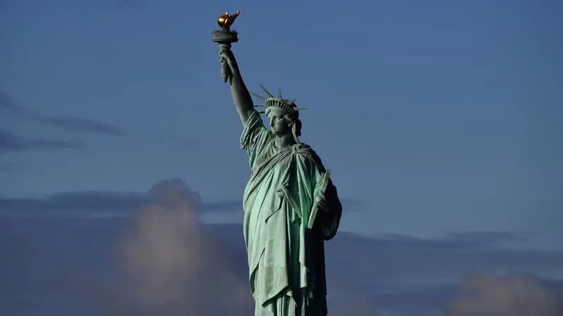 « UNE CRÉATION ARTISTIQUE MONUMENTALE »: LA FRANCE ILLUMINERA LA STATUE DE LA LIBERTÉ POUR LES 250 ANS DES ÉTATS-UNIS