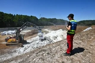 REPORTAGE. DANS CE SITE UNIQUE EN FRANCE, ON ENFOUIT DES TONNES DE VOLAILLES TUÉES PAR LA CANICULE