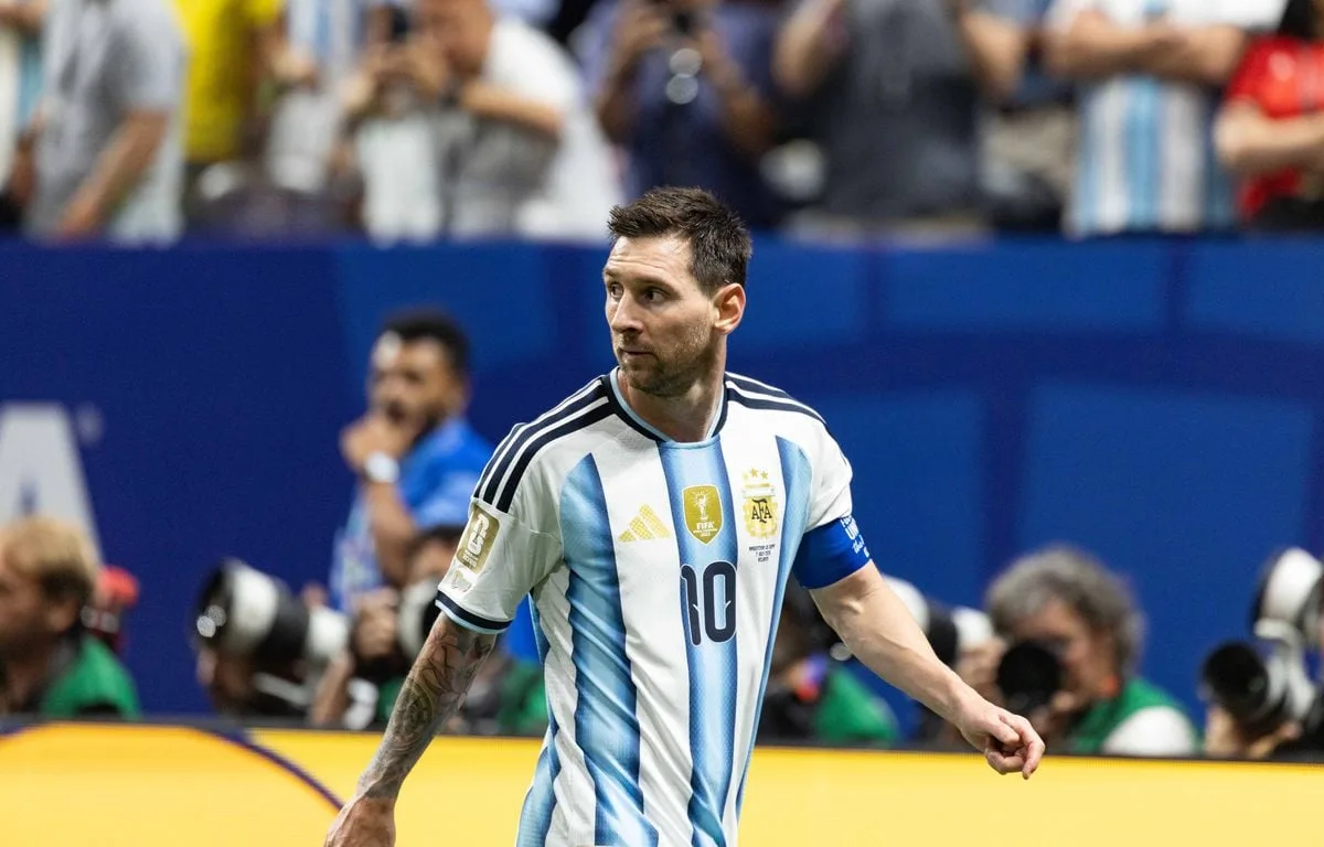 EN DIRECT ARGENTINE-SUISSE : LES CHAMPIONS EN TITRE ENCORE BOUSCULÉS SUR LA ROUTE DU DERNIER CARRÉ ?.. ON EST PARTIS POUR UNE NUIT BLANCHE