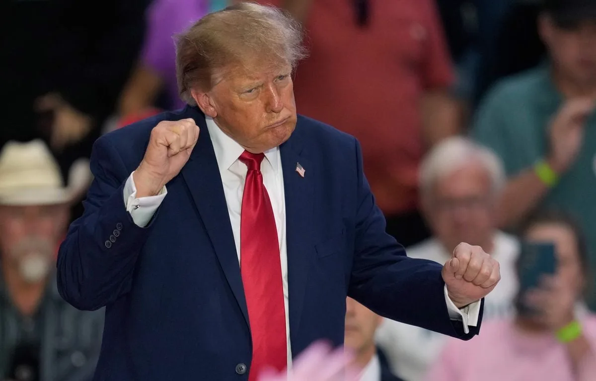 NBA : « UNE HONTE ABSOLUE »… TRUMP S’ATTAQUE À LEBRON JAMES POUR SON COMPORTEMENT PENDANT L’HYMNE NATIONAL