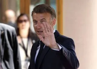 INTERDICTION DES RÉSEAUX SOCIAUX AUX MOINS DE 15 ANS : EMMANUEL MACRON ESPÈRE UNE ENTRÉE EN VIGUEUR EN SEPTEMBRE