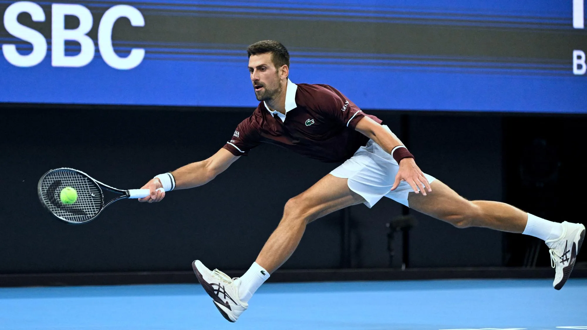 DANIIL MEDVEDEV BLESSE UN SPECTATEUR, NOVAK DJOKOVIC SE QUALIFIE EN FINALE DU TOURNOI DE PÉKIN