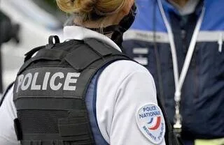 NIÈVRE : SANS PERMIS, SOUS L’INFLUENCE DE L’ALCOOL ET DE LA DROGUE, UN CONDUCTEUR RETROUVÉ GARÉ AU MILIEU DE LA ROUTE