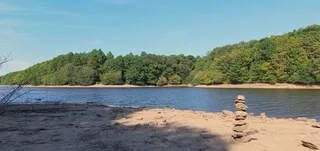 « L’EAU N’EST PAS INÉPUISABLE » : ILS ONT FILMÉ CE LAC BRETON DONT LE NIVEAU A BAISSÉ D’ENVIRON 2 MÈTRES EN TROIS MOIS