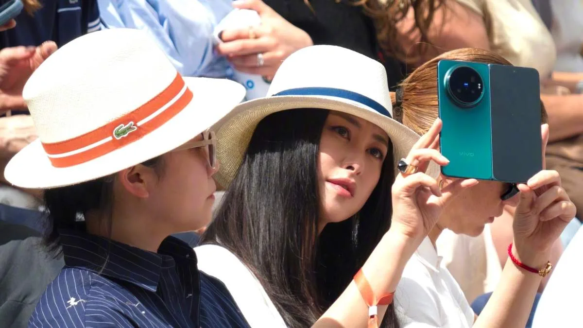 VIVO A GLISSÉ SON FUTUR PLIABLE DANS LES TRIBUNES DE ROLAND-GARROS, ET SA CAMÉRA ZEISS VISE TRÈS HAUT