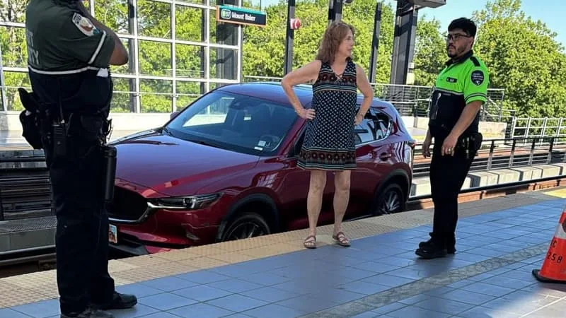 UNE CONDUCTRICE S’EST RETROUVÉE COINCÉE SUR LES RAILS D’UNE STATION AÉRIENNE DE MÉTRO AVEC SON SUV, ELLE AURAIT SIMPLEMENT SUIVI LES INDICATIONS DE SON GPS