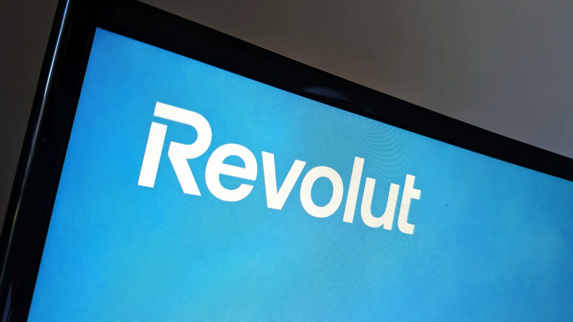 GROS COUAC POTENTIEL POUR REVOLUT, QUI AURAIT TRANSMIS DES DONNÉES SENSIBLES DE CLIENTS À DE FAUX AGENTS GOUVERNEMENTAUX