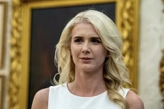 QUI EST NATALIE HARP, L’ASSISTANTE « SPÉCIALE » DE DONALD TRUMP DONT LA RELATION CONCENTRE DÉSORMAIS TOUTE L’ATTENTION