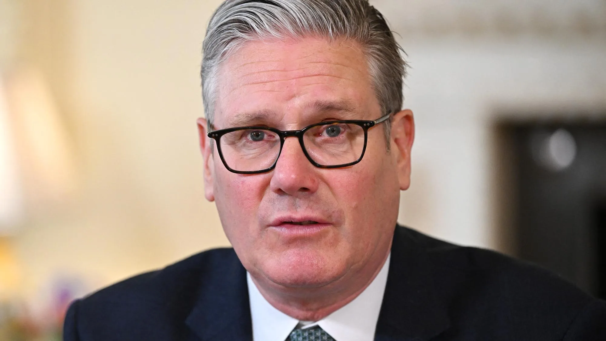 KEIR STARMER SUR LE POINT DE DÉMISSIONNER ? LES MÉDIAS BRITANNIQUES DONNENT UNE DATE