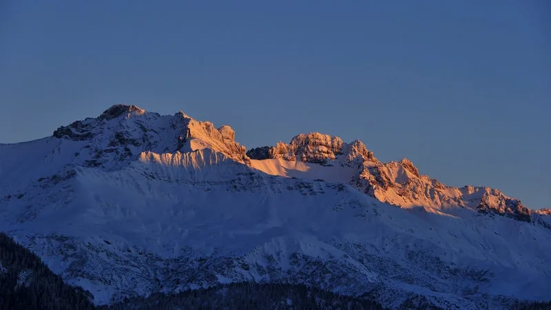 APRÈS UN WEEK-END MEURTRIER EN SAVOIE, LE RISQUE D’AVALANCHE RESTE TRÈS ÉLEVÉ DANS LES ALPES DU NORD ET LES PYRÉNÉES