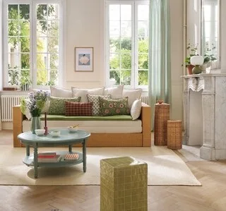 EN ÉTÉ, LE VERT APPORTE UN VENT DE FRAÎCHEUR DANS LA MAISON