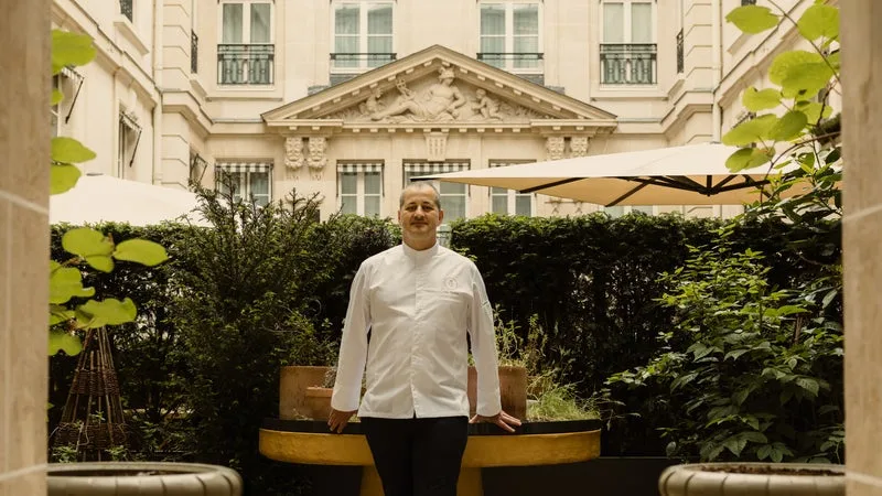 UN REPAS CONFIDENTIEL À 250 EUROS AU MILIEU DU POTAGER DE L’HÔTEL DE CRILLON: QUELQUES MOIS APRÈS L’ARRIVÉE DU CHEF ÉTOILÉ ALAN TAUDON, LA TRANSFORMATION GASTRONOMIQUE DU PALACE PARISIEN EST DÉJÀ UN SUCCÈS
