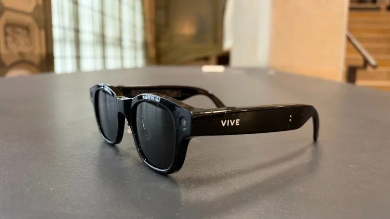 VIVE EAGLE: ON A PRIS EN MAIN LES LUNETTES CONNECTÉES DE HTC, VOILÀ CE QU’IL FAUT EN RETENIR..