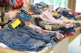 « ON NE VOULAIT PAS QU’ILS S’ABÎMENT » : AU PORGE, LES SURPLUS DE DONS REVENDUS AU PROFIT DES SINISTRÉS DES INCENDIES