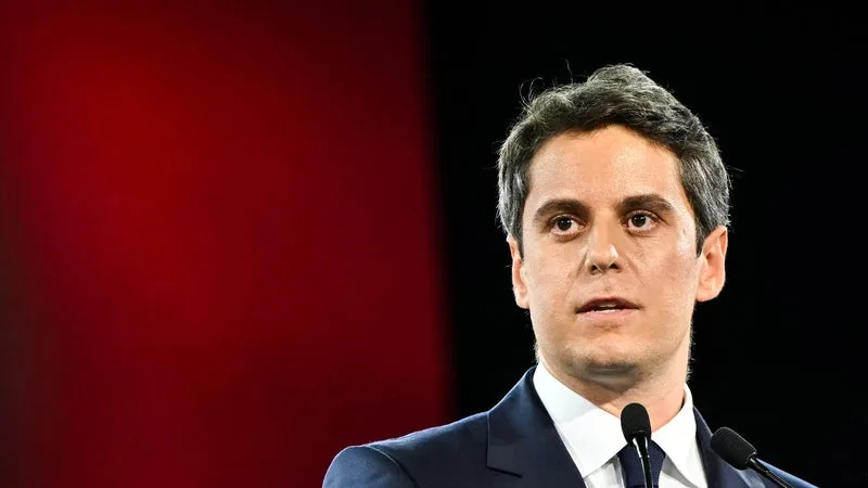 « ÉVIDEMMENT QUE NOUS SERIONS ENSEMBLE À L’ÉLYSÉE »: GABRIEL ATTAL ASSURE QUE SON COMPAGNON ET ANCIEN MINISTRE STÉPHANE SÉJOURNÉ VIVRAIT AVEC LUI EN CAS DE VICTOIRE EN 2027