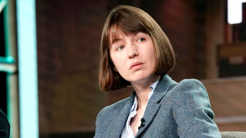 « SALLY ROONEY EST UNE ÉCRIVAINE, PAS UNE TERRORISTE »: ANNIE ERNAUX, PAUL MESCAL, ANNE CARSON ET 160 PERSONNALITÉS APPORTENT LEUR SOUTIEN À L’AUTRICE IRLANDAISE