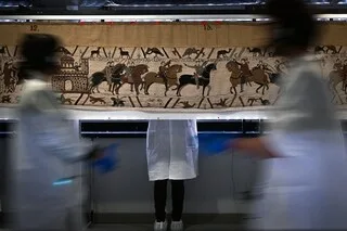 TAPISSERIE DE BAYEUX : DES CRÉNEAUX RÉSERVÉS POUR LES CLIENTS D’UN HÔTEL DE LUXE ALORS QUE LE BRITISH MUSEUM EST COMPLET