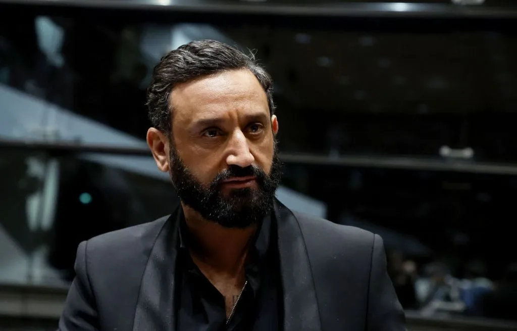 « ÇA VA ÊTRE COMPLIQUÉ DE LE PRODUIRE » : CYRIL HANOUNA RÉAGIT AUX AVEUX DE GREG GUILLOTIN