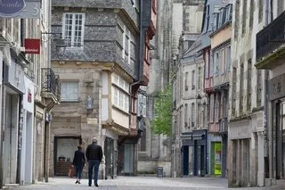 POURQUOI L’ÉCONOMIE FRANÇAISE VIT PRESQUE UN NOUVEAU CONFINEMENT CHAQUE ÉTÉ