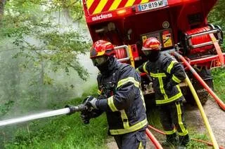 FEUX DE FORÊTS : FACE À UN RISQUE ÉLEVÉ D’INCENDIES, DEUX DÉPARTEMENTS PLACÉS EN VIGILANCE « ORANGE » CE LUNDI