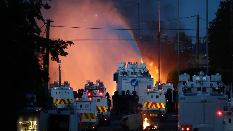AGRESSION AU COUTEAU À BELFAST: NOUVELLE NUIT DE MANIFESTATIONS ET DE VIOLENCES, LA POLICE FAIT USAGE D’UN CANON À EAU
