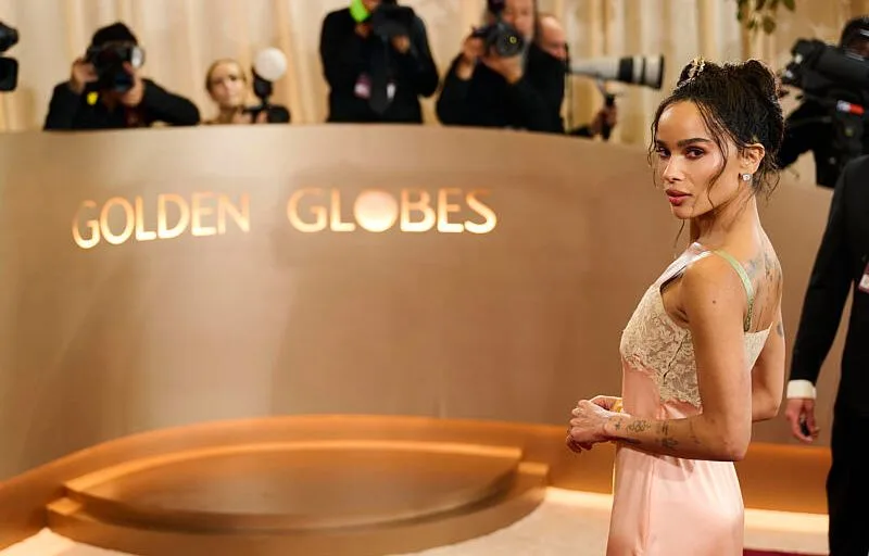 ZOË KRAVITZ SE LÂCHE SUR LE BOTOX ET LE REFUS DE VIEILLIR QUI OBSÈDE HOLLYWOOD