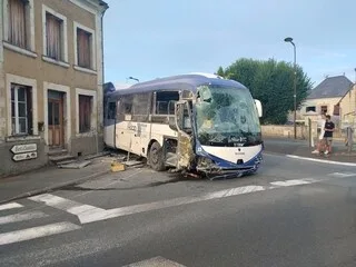 UN ACCIDENT SPECTACULAIRE DE CAR SUR CETTE ROUTE EN MAINE-ET-LOIRE : LA CIRCULATION PERTURBÉE