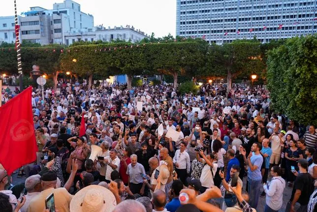 EN TUNISIE, UNE RENTRÉE SOUS PÉNURIE : “CERTAINS PRODUITS DISPARAISSENT TOUT SIMPLEMENT”