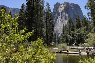 AUX ÉTATS-UNIS, UN TOURISTE DE 22 ANS MEURT APRÈS AVOIR ÉTÉ EMPORTÉ PAR UNE CASCADE HAUTE DE 180 MÈTRES
