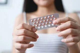 JUGÉE « RISQUÉE » VOIRE « TOXIQUE » : COMMENT LES RÉSEAUX SOCIAUX INCITENT LES JEUNES FEMMES À SE DÉTOURNER DE LA PILULE
