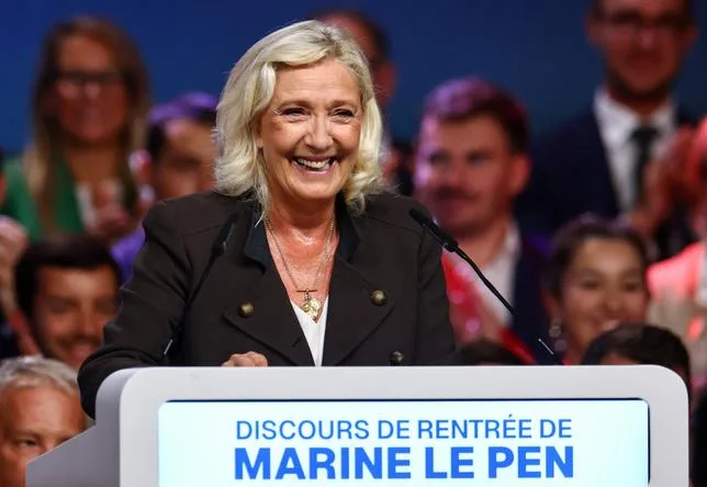 “PRIORITÉ NATIONALE” POUR LE LOGEMENT : LE RETOUR AUX SOURCES DE MARINE LE PEN “SOUS LE SIGNE DU POPULISME”
