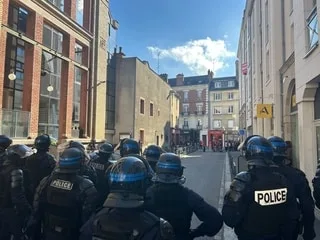 DES SUPPORTERS DE FOOT HOLLANDAIS PROVOQUENT DES LYCÉENS APRÈS LA MANIF À RENNES ET SONT POURSUIVIS JUSQU’À LEUR HÔTEL