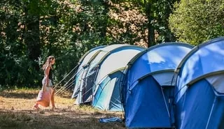 ENTRETIEN. « POUR CERTAINS ADOS, LE TÉLÉPHONE EST UN DOUDOU » : POURQUOI CETTE PROF EST POUR LES COLONIES SANS PORTABLE