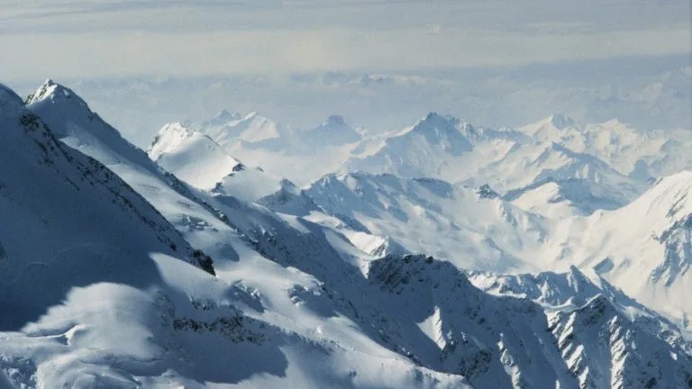 UN ALPINISTE MEURT DANS LE MASSIF DU MONT-BLANC APRÈS AVOIR ÉTÉ EMPORTÉ PAR UNE CHUTE DE PIERRES