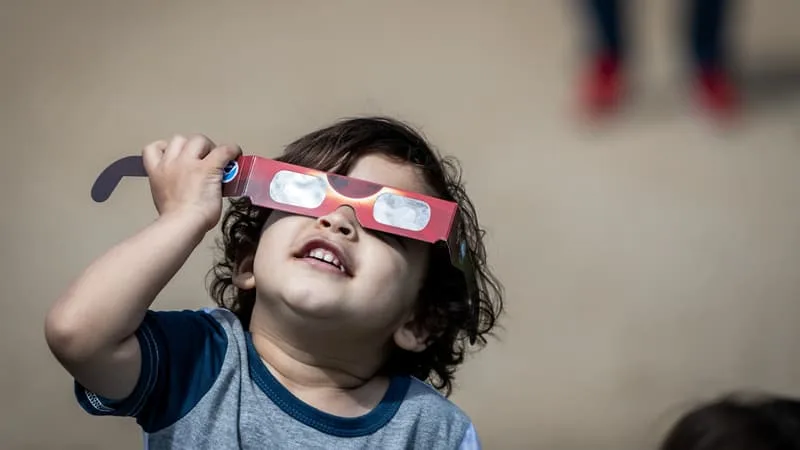 ÉCLIPSE: NE LAISSEZ PAS VOS ENFANTS DE MOINS DE 3 ANS REGARDER, MÊME AVEC DES LUNETTES