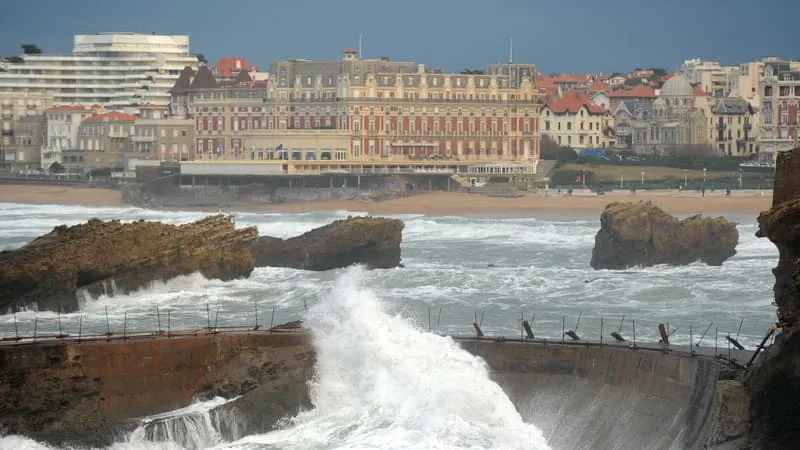 UN PAN DE FALAISE S’EFFONDRE PRÈS D’UNE PLAGE À BIARRITZ, DEUX PLONGEURS RECHERCHÉS